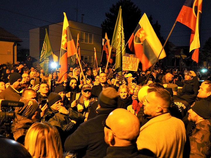 Okresný úrad v Trnave preveruje zhromaždenie pred domom Matoviča