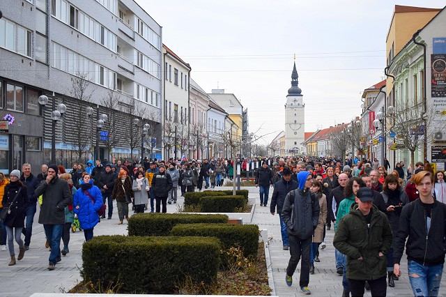 FOTO: Protest v Trnave bol pokojný, pešou zónou pochodovali stovky ľudí