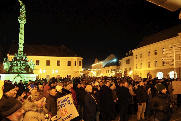 Protest v Trnave: Viskupič varoval pred návratom mafiánskych gangov