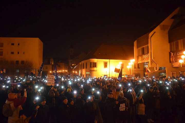 Trnavčania po týždni opäť protestovali,  nechýbala ani zlatá vaňa