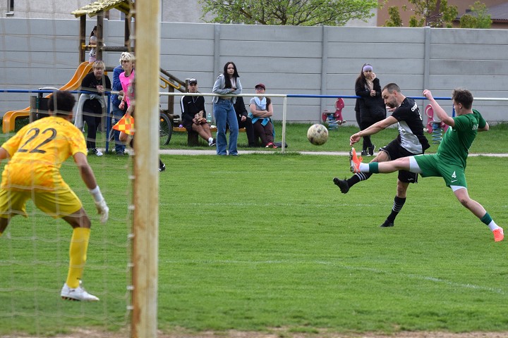 Futbal, 7. liga: Kátlovce dorovnali náskok Siladíc, v Bučanoch padlo 10 gólov