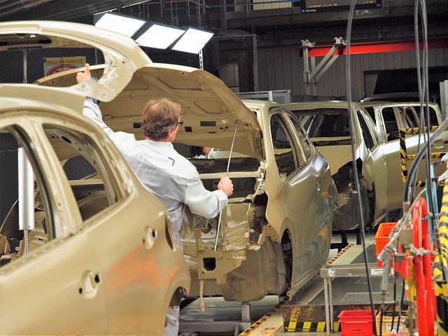 Trnavská automobilka obnovila výrobu, do práce sa zatiaľ vrátilo 850 ľudí