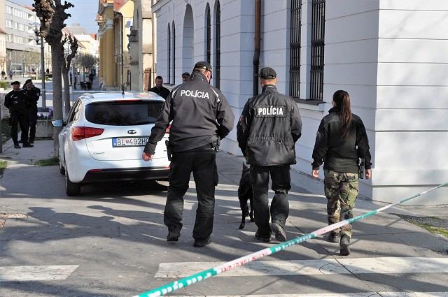 V Chtelnici zadržali muža, ktorý nahlásil bombu na súde. Naviedla ho žena