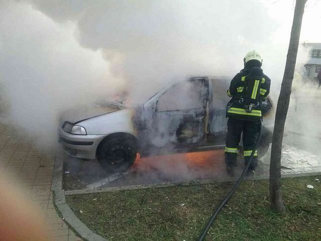 Na Prednádraží horelo auto, vo Veselom vybuchol kotol