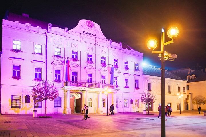 Trnavskú radnicu nasvietia vo štvrtok na modro a v utorok na purpurovo