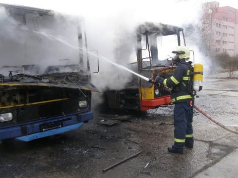 Z nedbanlivosti pri rozoberaní autobusov vznikol požiar