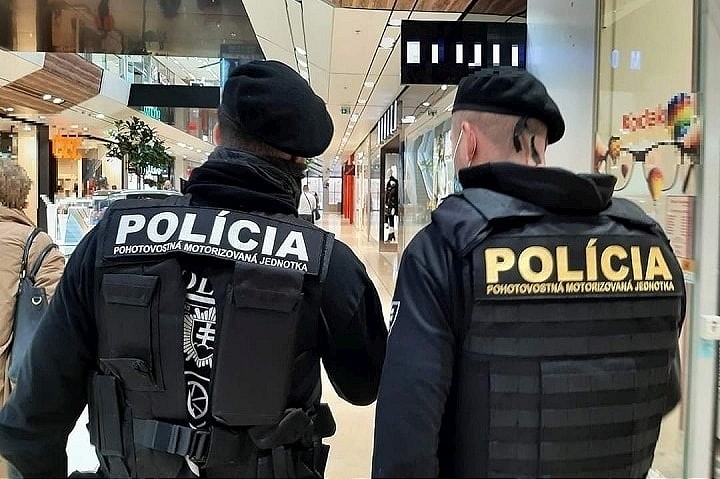 Obvinili muža, ktorý sa vyhrážal policajtovi za zákrok proti „antirúškarom“