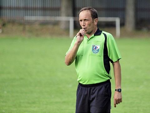Rozhodca Kalčík po futbale gúľa sudy