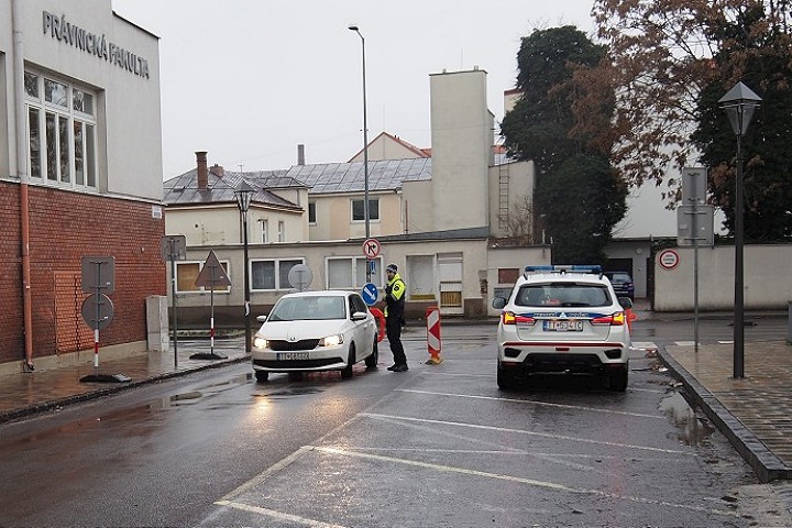 Na Námestie SNP sa už autom nedá dostať, začína sa jeho obnova