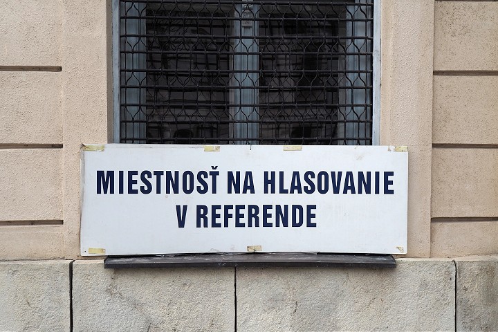 Začalo sa referendum, občania môžu hlasovať o dvoch otázkach