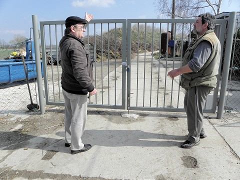 Pre muníciu vymenili v Špačinciach zámok na bráne do záhradiek. Ľuďom sa krok obce nepáči