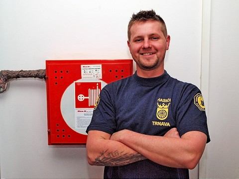 Milan Eliáš si drží hadicu aj mikrofón