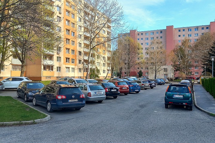 Časť poslancov sa obáva nedostatku parkovacích miest, radnica reaguje, že situáciu rieši