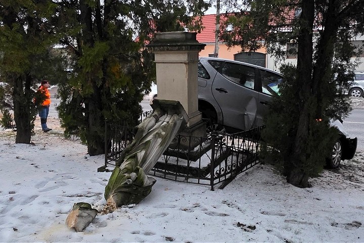 Na dopravnú nehodu v Boleráze doplatil svätý Rochus