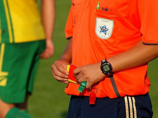Disciplinárka trestá: Futbalistov Šípkového za napadnutie rozhodcu čakajú tvrdé tresty
