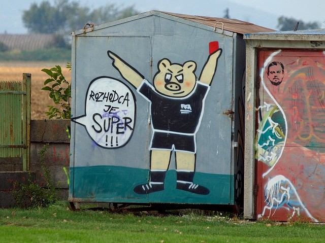 Foto týždňa: Po trávnikoch behajú tri skupiny rozhodcov