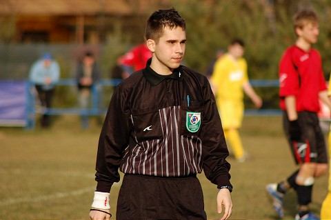 Futbalový arbiter s kamennou tvárou