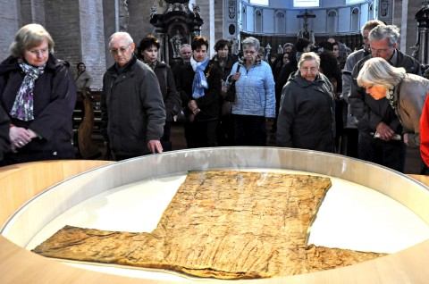 Z prvej ruky: Za rúchom Ježiša Krista putujú ľudia z celého sveta