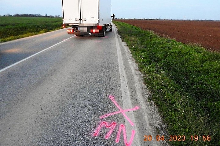 Pri Ružindole zachytila dodávka spätným zrkadlom cyklistu, skončil v nemocnici