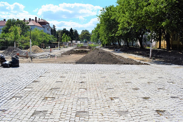 Ružový park majú po novom dokončiť až na jeseň, výsledná cena bude vyššia