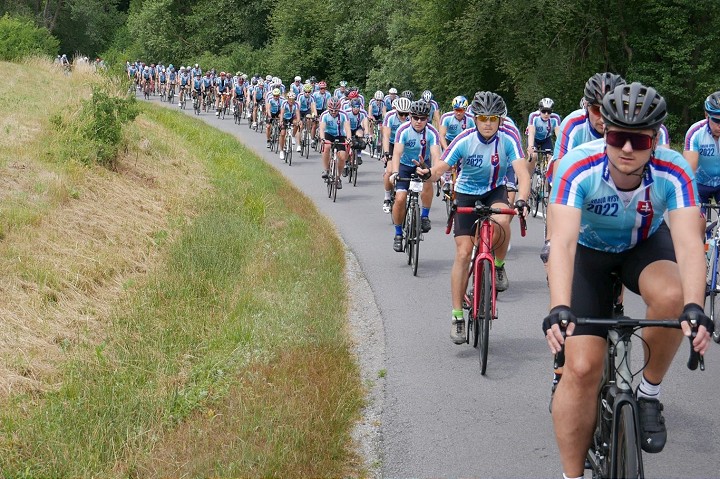Na bicykli prejdú z Trnavy za deň vyše tristo kilometrov, uctia si hrdinov