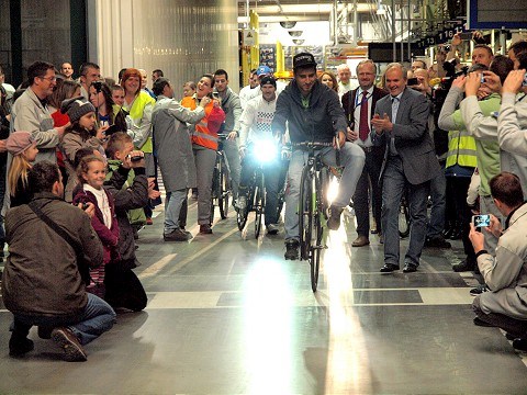 V trnavskej automobilke v pondelok zastavia výrobu, príde Peter Sagan