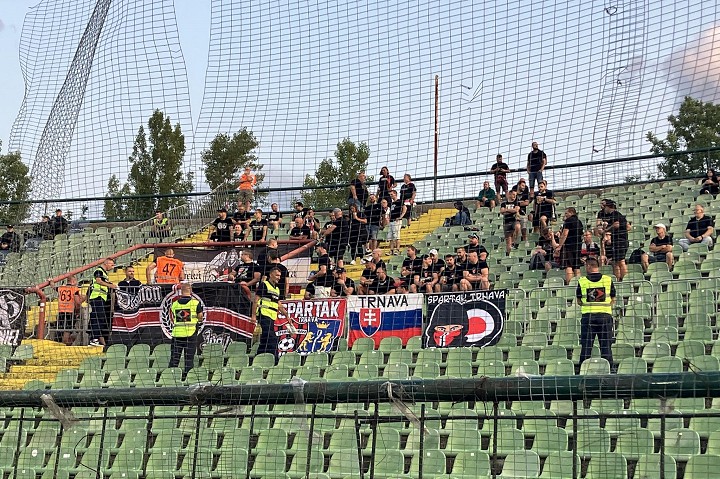 V Sarajeve hustne atmosféra, pocítili to aj hráči Spartaka pri presune