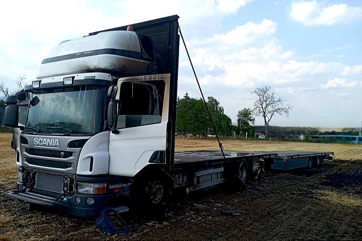 Pri Košolnej horelo, na poli sa vznietilo nákladné auto na prepravu slamy