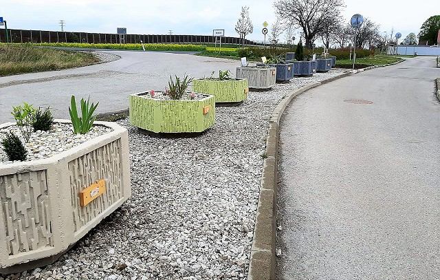 Susedia zo Schumerovej ulice si skrášlili prostredie, kvetináče pomenovali po svojich deťoch