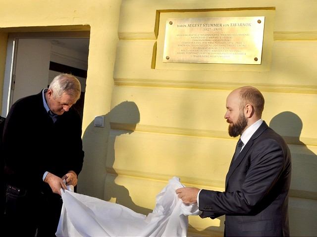Na budove trnavského cukrovaru odhalili pamätnú tabuľu barónovi Stummerovi