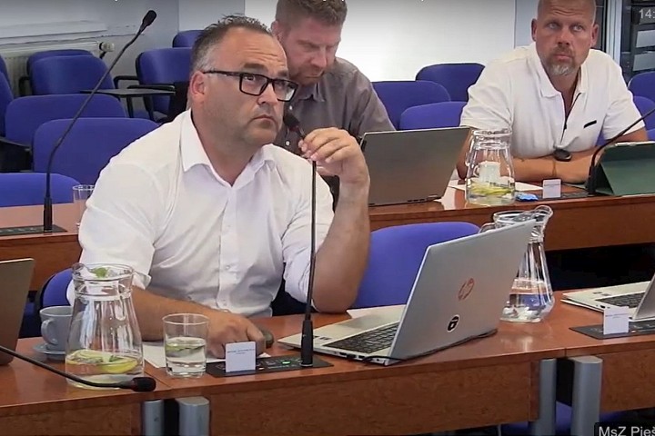 Poslanci v Piešťanoch aj v Hlohovci sa hlásia k 17. novembru, odporúčajú voľno