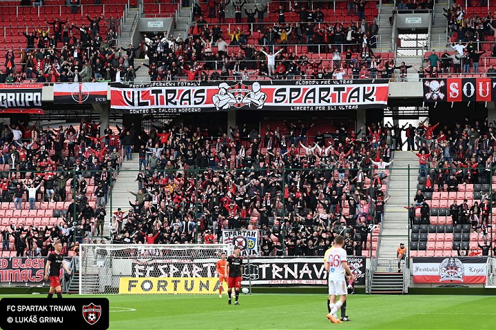 Spartak a Slovan majú od disciplinárky podmienku, zväz hrozí uzavretím sektorov