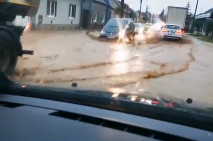 Prívalový dážď narobil veľké problémy v Šelpiciach, Boleráze i Hornej Krupej