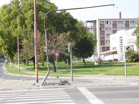 Na križovatke Bučianskej a Špačinskej vodič zrušil semafór