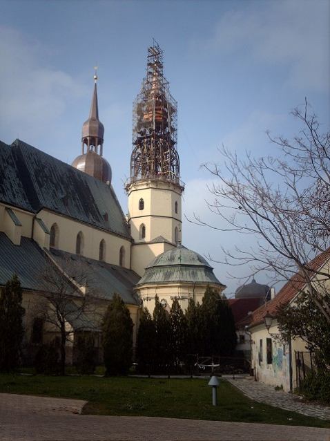 Veže Baziliky minor svätého Mikuláša nie sú jednovaječné dvojčatá