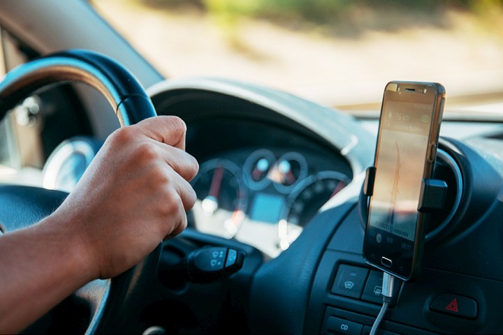 Aké držiaky na mobil do auta poznáme a ktorý je pre vás vhodný?