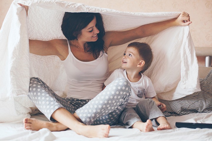 Ako sa pohodlne hrať s dieťaťom na posteli?