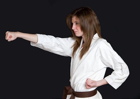 Policajní majstri ju jitsu bezplatne naučia ženy sebaobranu