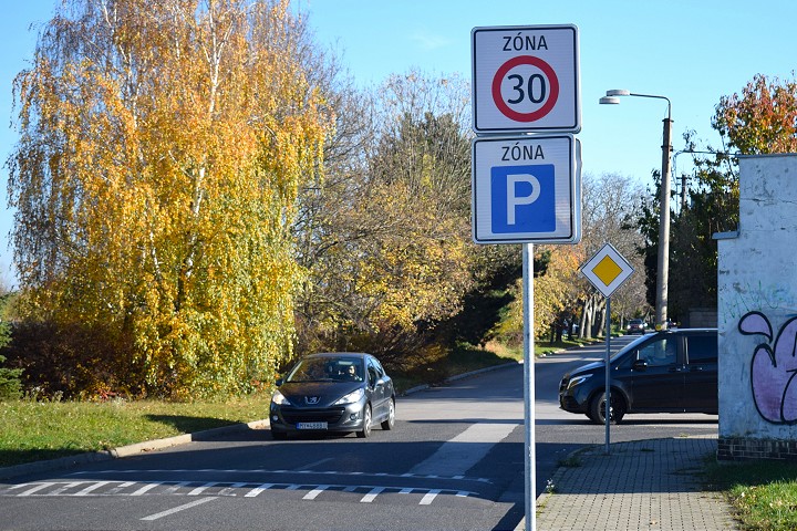 Zákon o cestnej premávke prešiel vládou, obciam umožní pokutovať aj rýchlosť áut