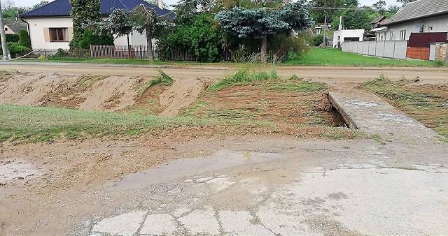 Mimoriadna situácia v Šípkovom: Obec zalialo po búrke blato