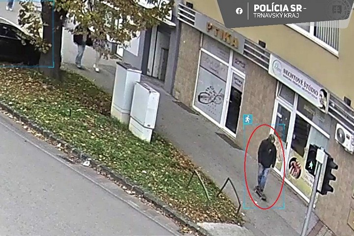 Policajti hľadajú muža na skejtborde, na chodníku narazil do 79-ročnej chodkyne