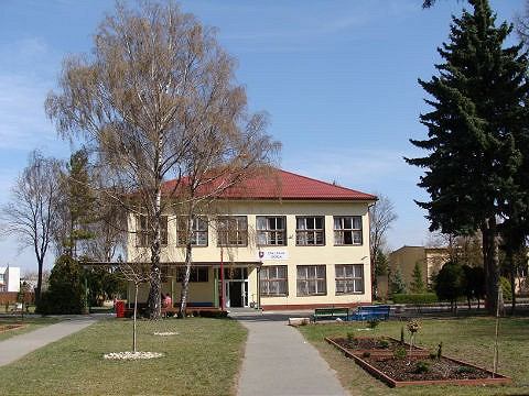 Zápisy prvákov do škôl budú až v apríli