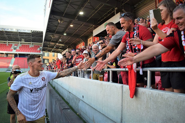 Fanúšikovia Spartaka tlieskali Škrtelovi a následne výhre nad Zlatými Moravcami