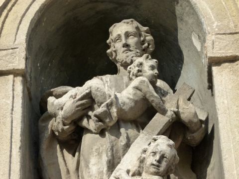 S FOŤÁKOM NA KRKU: Svätý Jozef žmýka v Trnave Ježiška