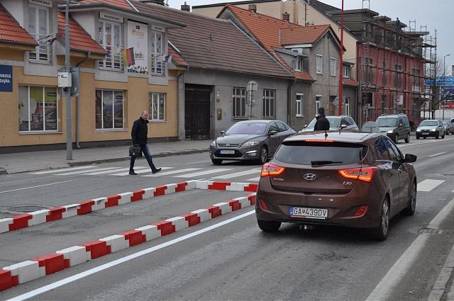 Na frekventovanej Sladovníckej ulici pribudol ostrovček, má pomôcť chodcom
