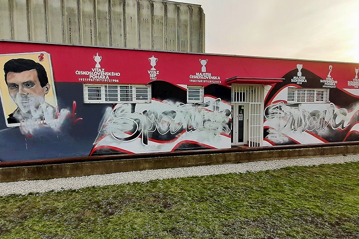 Vandalizmus na Slávii: Spartakovské maľby niekto zničil