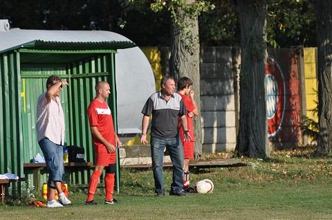 Na dedinu patrí kostol, futbal a šenk