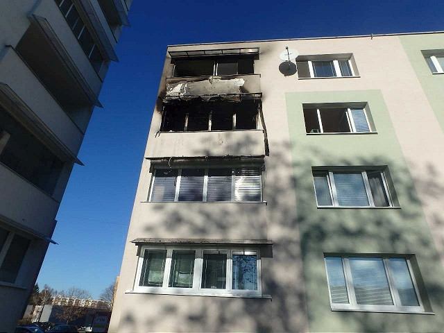 Na Družbe horelo, požiar z balkóna sa šíril na ďalšie poschodie