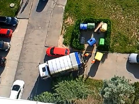 Čitateľ zachytil lajdáctvo smetiarov na video, dostanú finančný trest