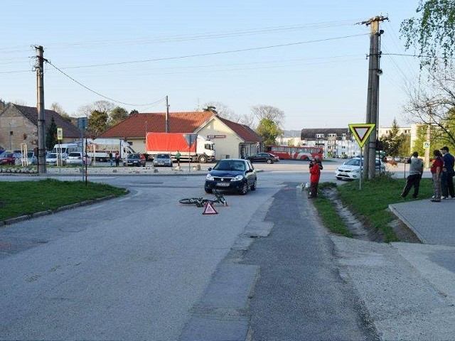 Do Smoleníc volali leteckých záchranárov, cyklistu zrazilo auto